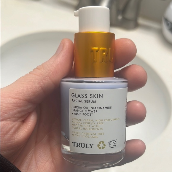 TRULY Other - Truly Glass Skin Facial Serum - Gold and White